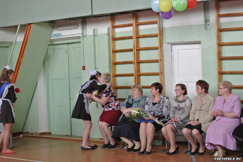 "Последний звонок". 24 мая 2014 года. Выпускники -  Прилучная Кристина, Зеновская Алина, Зиновьева Вика